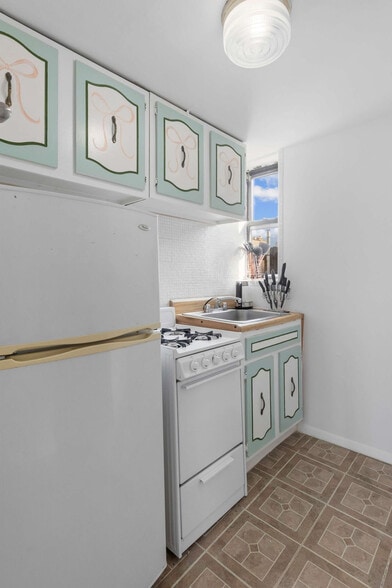 Building Photo - 402 E 11th St