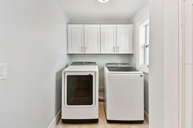 Building Photo - 2822 W Vina Del Mar Blvd