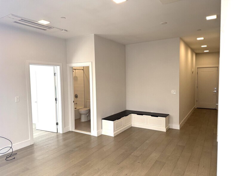 Building Photo - 24 Rush St