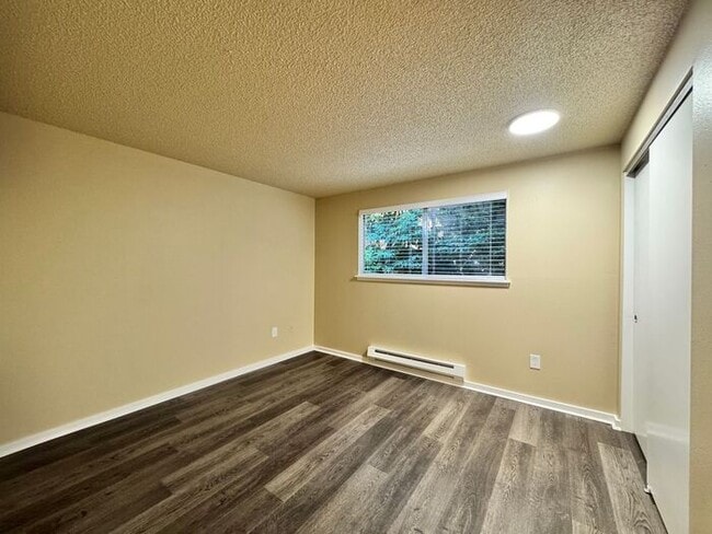 Building Photo - AVAILABLE NOW! Spacious 2 Bed, 1.5 Bathroo...