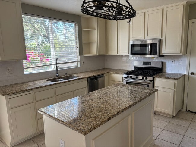 Building Photo - Lovely Home in the Laguna New Dimensions HOA