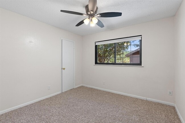 Building Photo - 325 Heartwood Dr