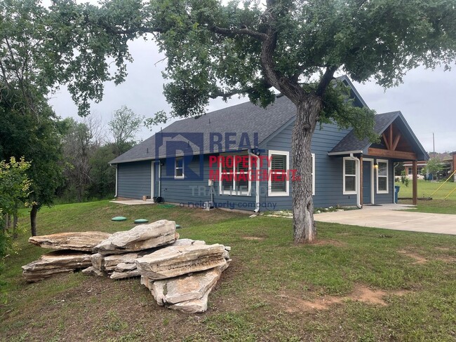 Primary Photo - Attractive 3 Bed 2 Bath Home in Gated Lake...