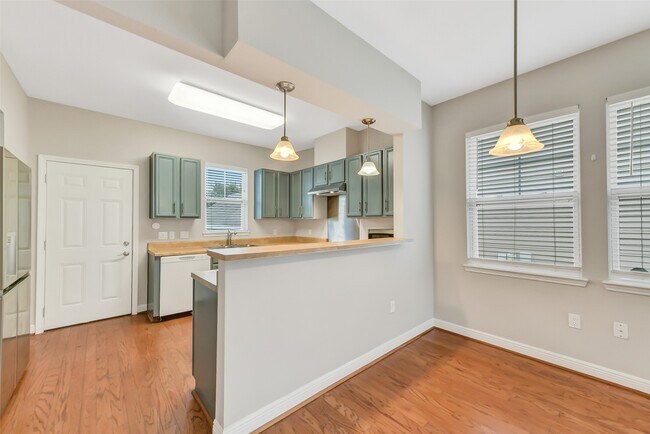 Building Photo - 4418 N Live Oaks Cir