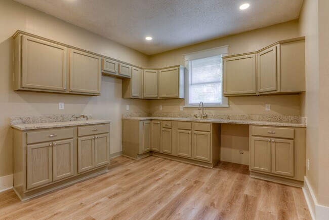 Building Photo - 869 Garland St