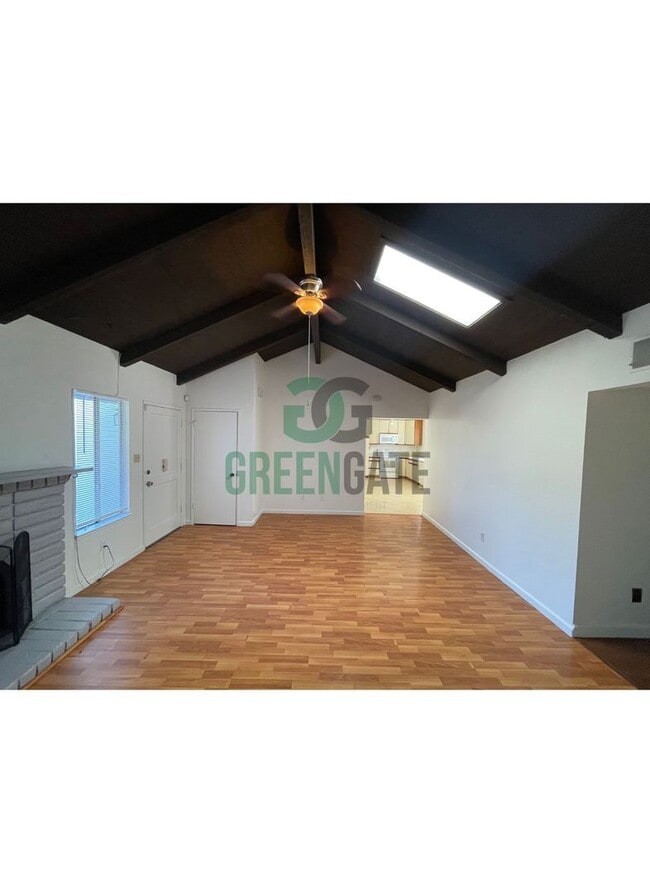 Building Photo - 3 BEDROOM 2 BATH HOME MOVE IN READY IN MOD...