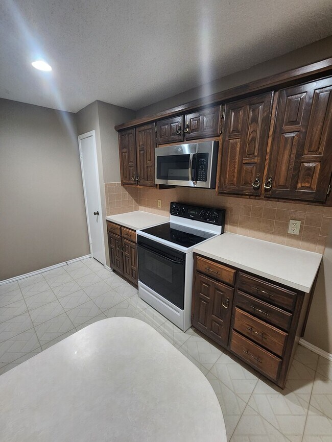 Building Photo - 3 bed 2 bath 2 car garage!