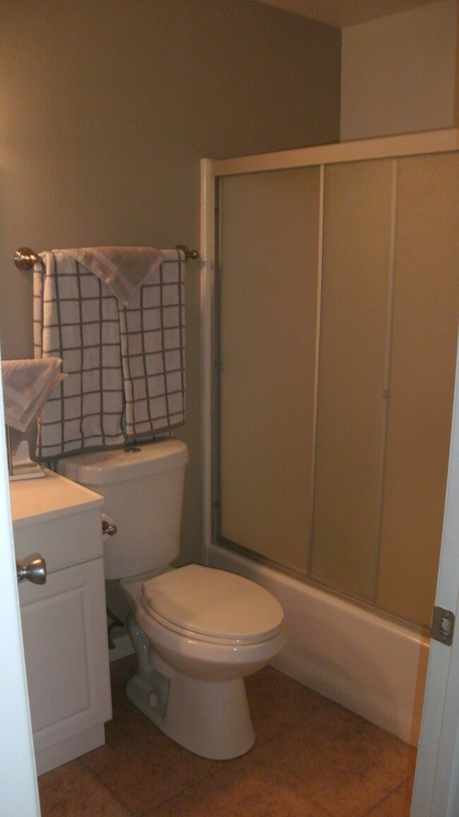 Main Bathroom with Tub/Shower - 41470 Maroon Town Rd