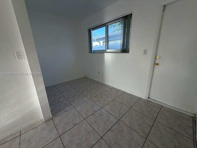 Building Photo - 415 SW 16th Ct