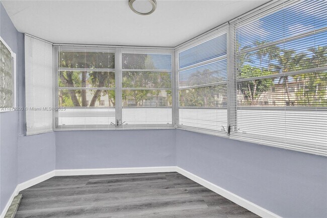 Building Photo - 1659 NE Miami Gardens Dr