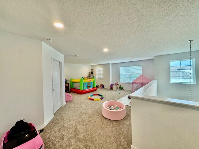 Building Photo - "Spacious 5-Bedroom Sanctuary with 4 Full Baths in Wimauma - 3,566 Sq Ft of Comfort!"