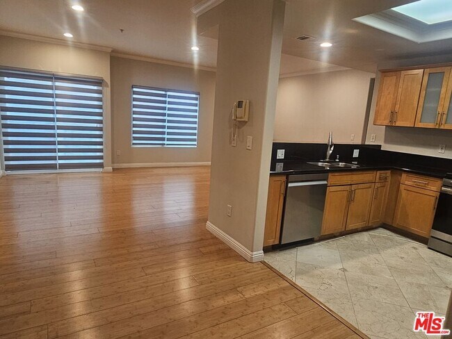 Building Photo - 1128 S Serrano Ave