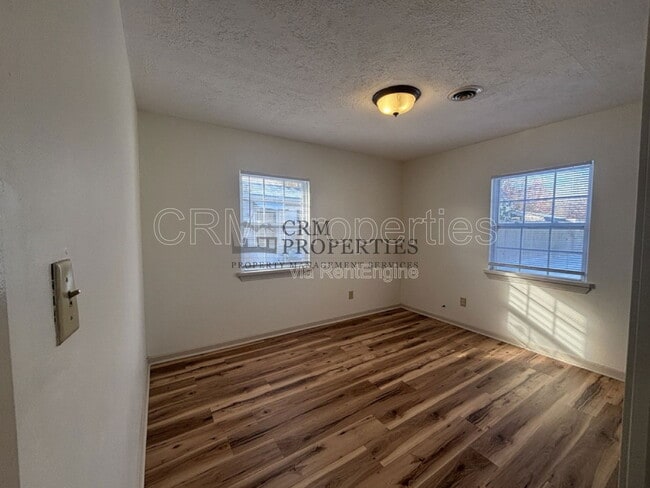 Building Photo - 1008 E Fischer St