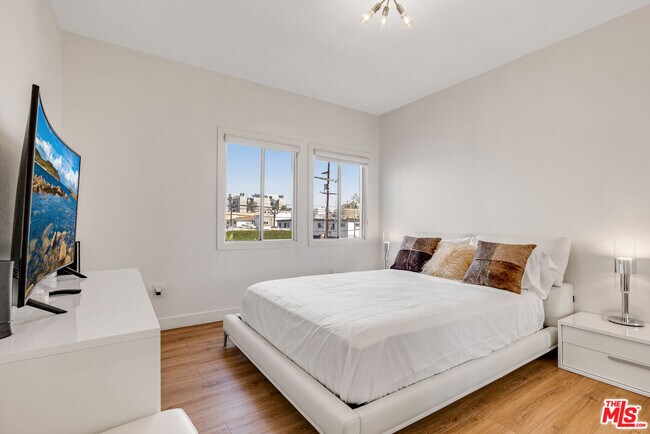 Building Photo - 6212 Santa Monica Blvd