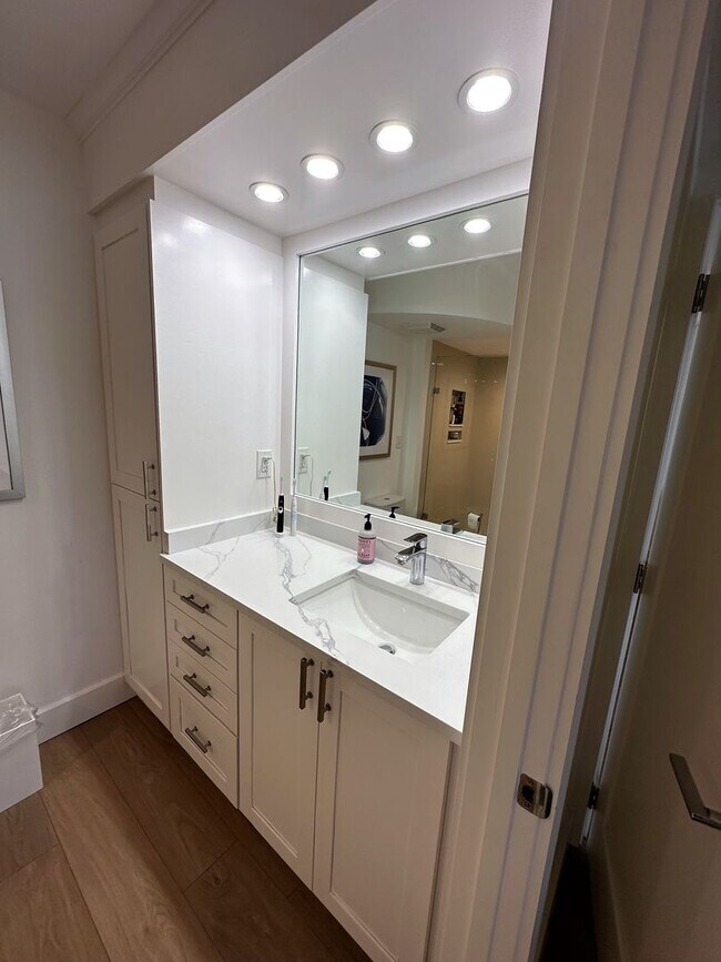 Building Photo - Gorgeous Updated Waterfront 2/2 Unfurnishe...