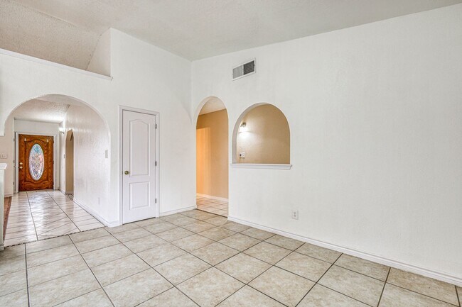 Building Photo - 3 Bed 2 bathrooms house 79936
