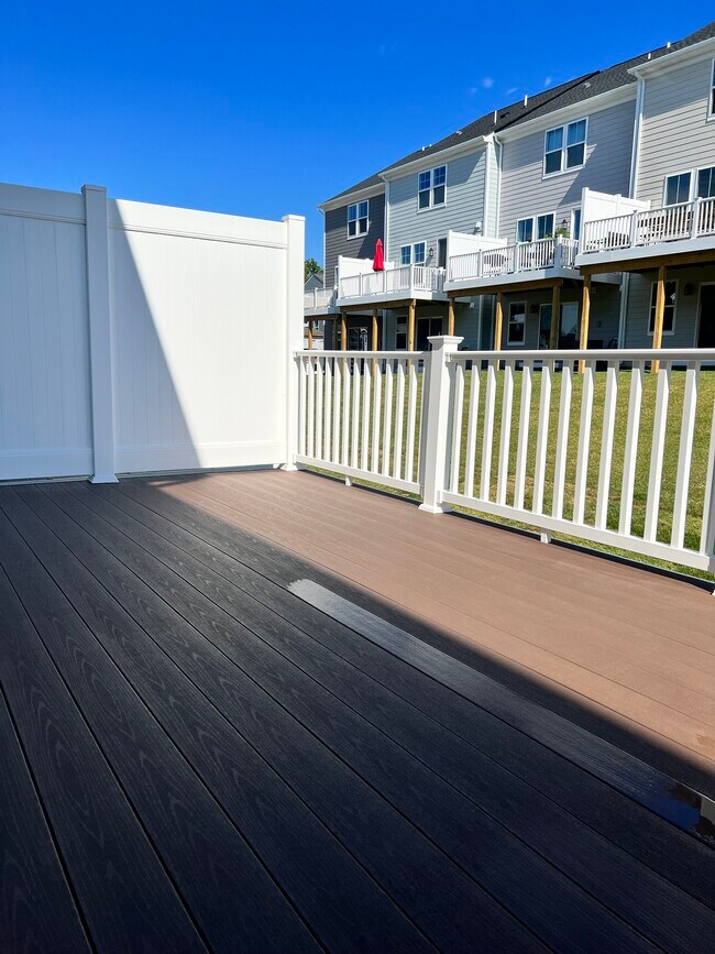 Deck - 4511 Dupree St