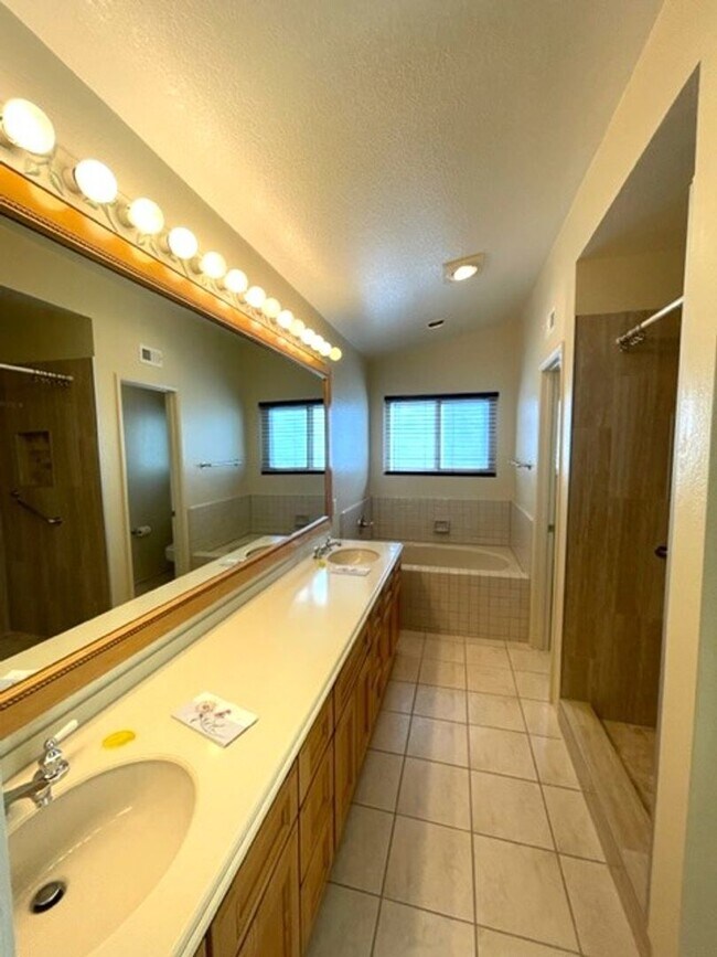 Building Photo - 526 Trailridge Dr