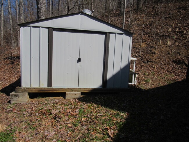 Building Photo - $1,400 - 2 Bedroom / 1 Bath Cabin in Tuckaseegee with Lovely Mountain View