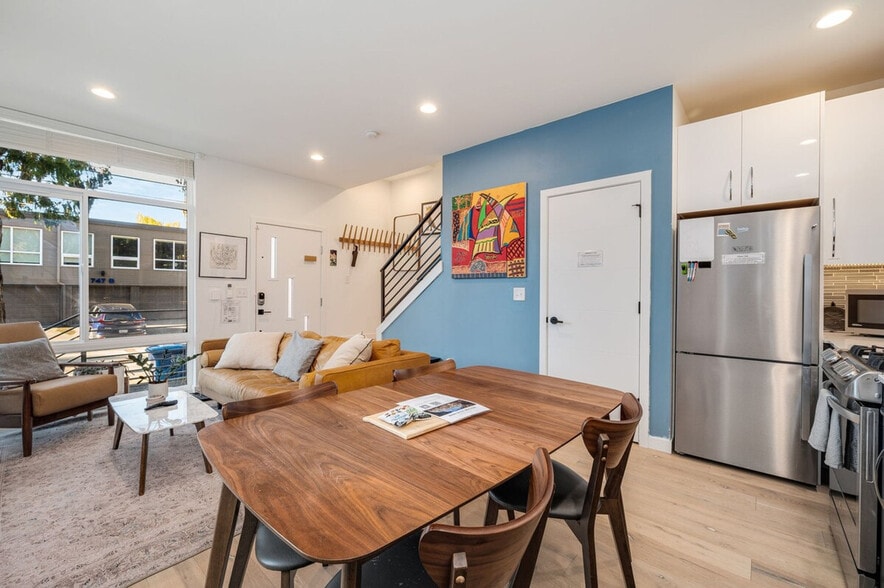 Building Photo - 764A Belmont Pl E