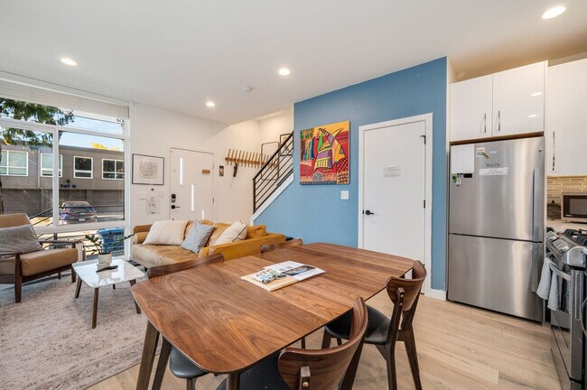 Building Photo - 764A Belmont Pl E