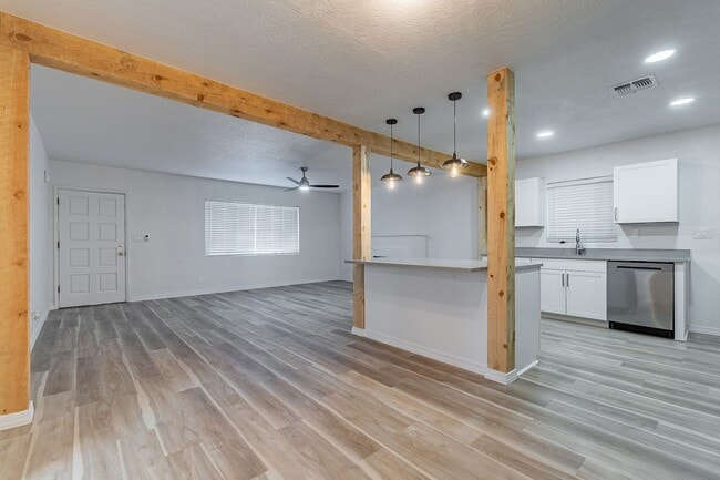 Building Photo - 920 E Elm St