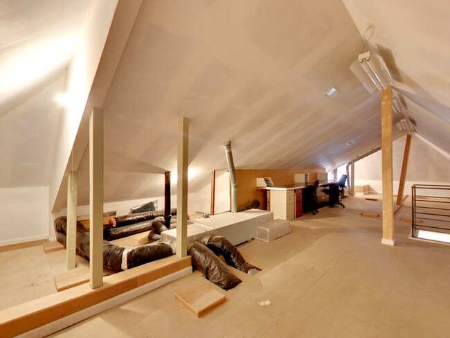 Building Photo - STUNNING 2/2 W/ Dining Room and LARGE Atti...