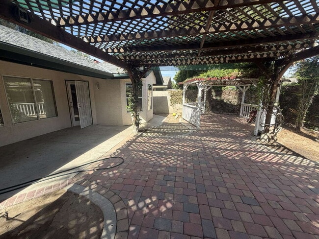 Building Photo - Spacious 4 Bed / 2 Bath Home with Loft, Fireplace & Beautiful Outdoor Entertaining Area!