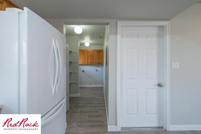 Building Photo - Remodeled 2 Bedroom Townhome. Pet Friendly!