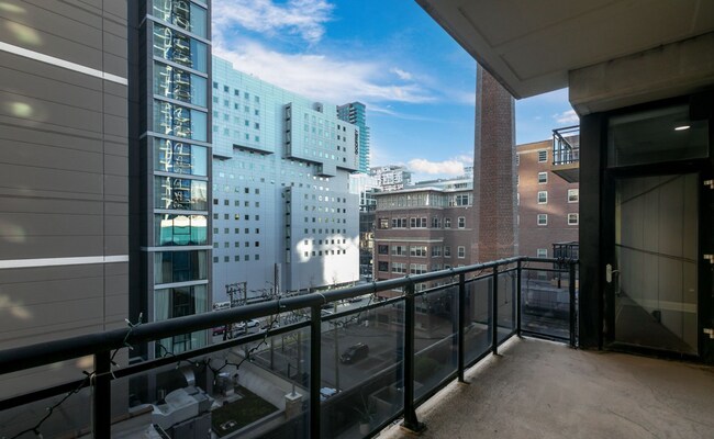 Building Photo - River North Stunning Furnished 2b2b Apartment