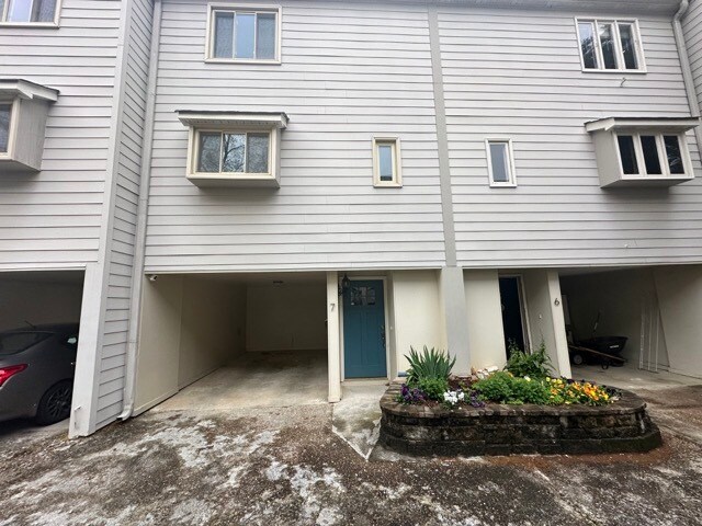 Building Photo - 835 Glendale Ter NE