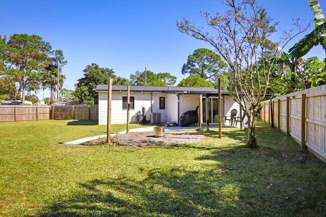 Building Photo - 3506 Claridge Rd E