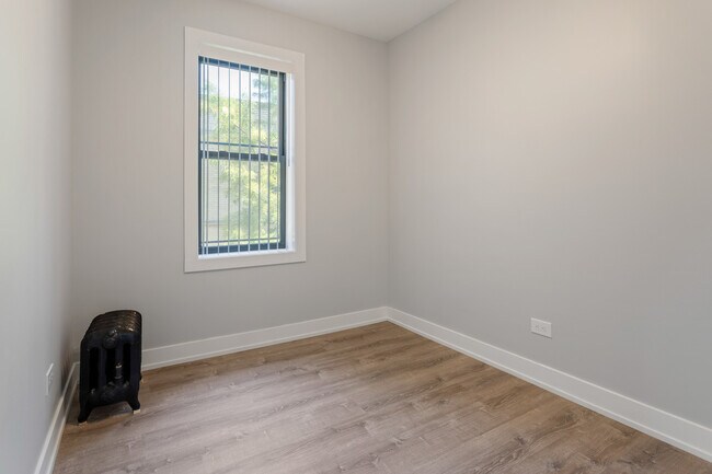 Building Photo - 1320 W Birchwood Ave
