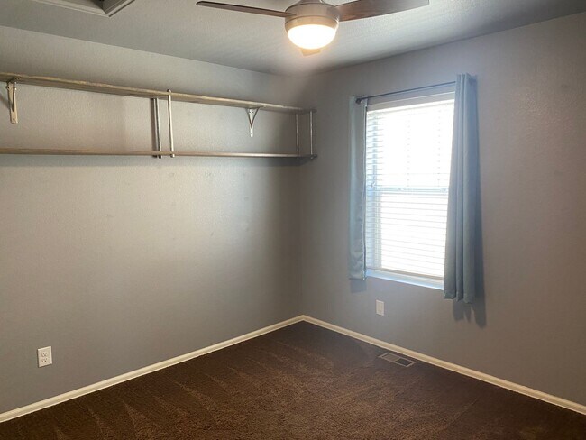 Building Photo - Charming, 3 story, 4 bed/3 bath on Corner Lot!