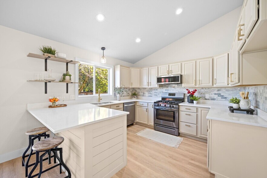 Building Photo - 1721 Northshore Dr