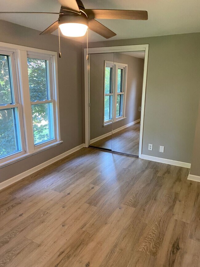 Building Photo - 5 Bed 2 Bathroom Home in Whitewater