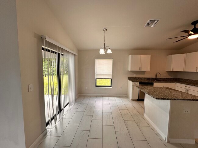 Building Photo - 913 NE 13th Ave