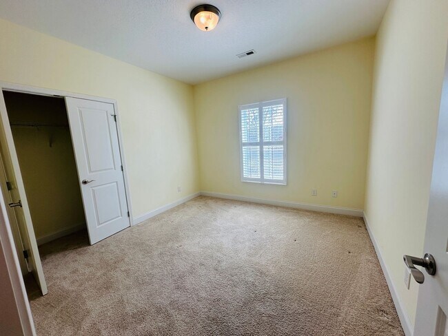 Building Photo - Sun-Drenched Corner Lot Condo – 2 Bedrooms + Office Near Middlebrook Pike