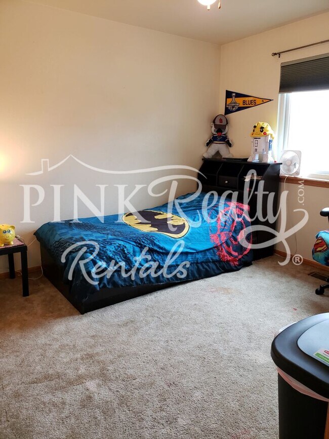Building Photo - Gorgeous 5 Bedroom Home in D20!