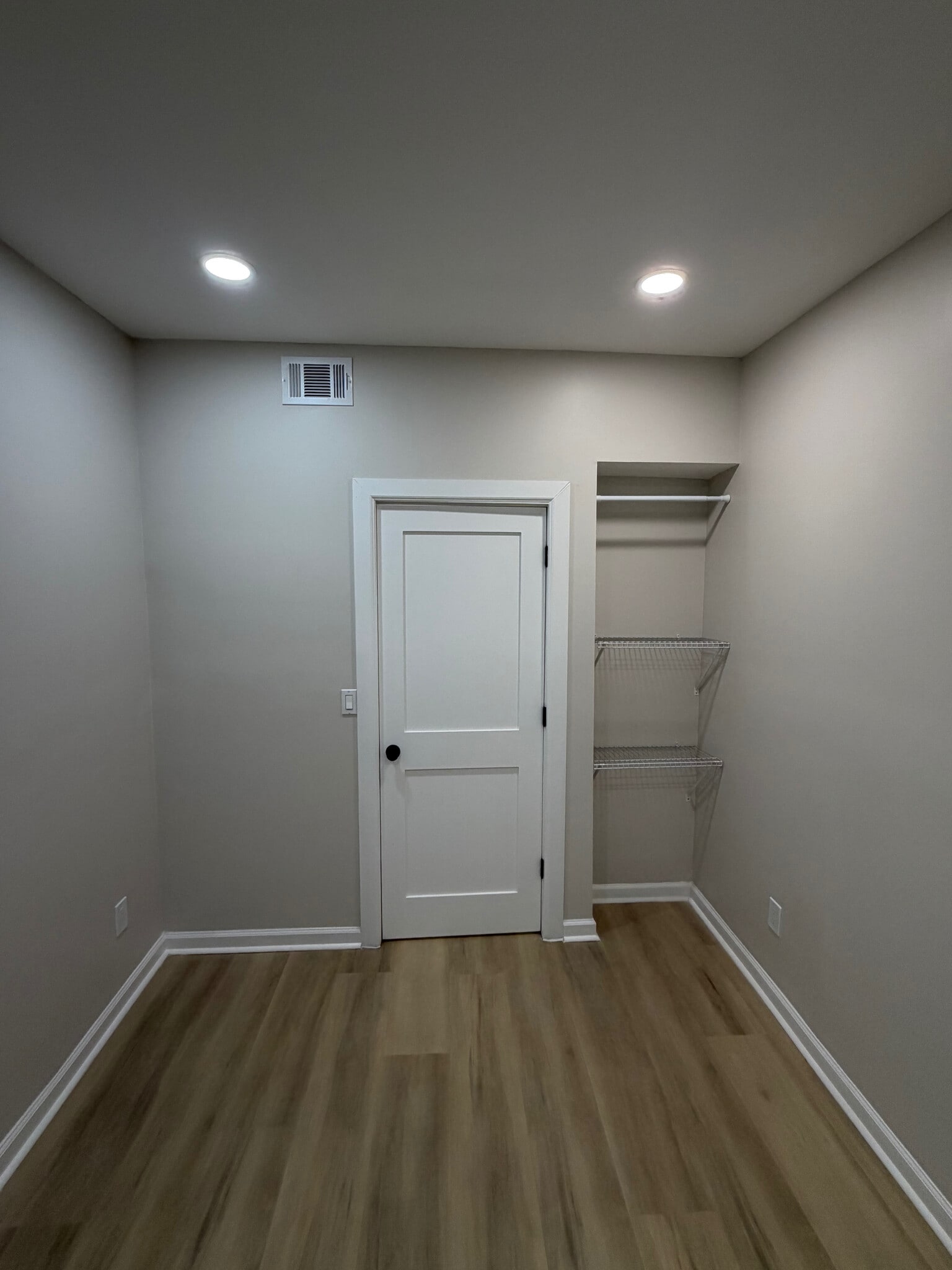 Building Photo - Room in Apartment on Comet Ives Ln