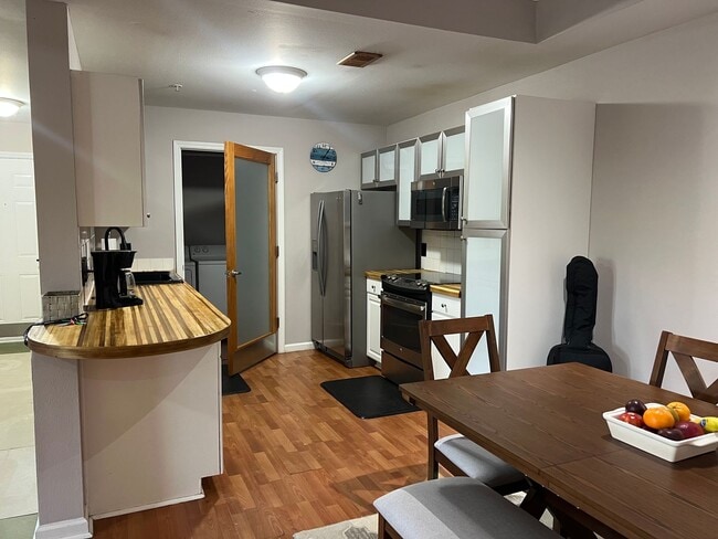 Building Photo - First Floor Condo at Bridgepointe - Beauti...