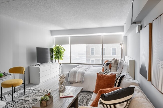 Building Photo - 16 W 10th St