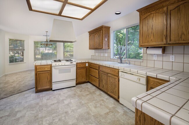 Building Photo - Spacious 3 Bedroom 2 Bathroom Home in Conv...