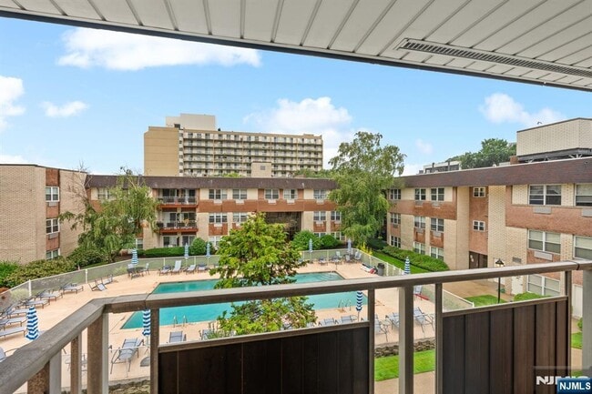 Building Photo - 1111 River C32