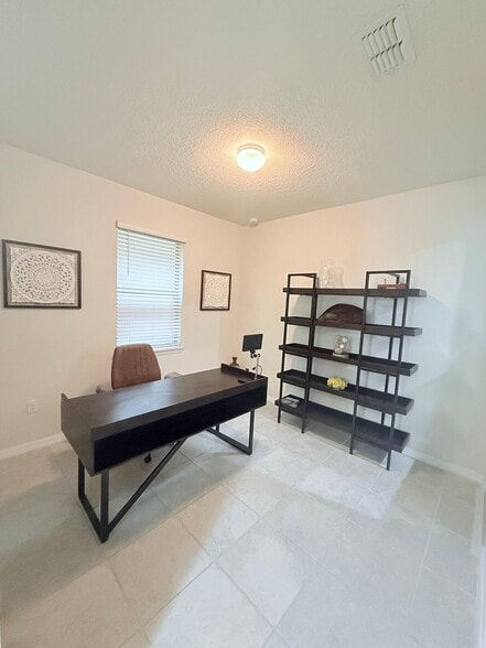 Building Photo - 2643 E Lake Pointe Dr