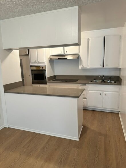 Building Photo - 428 N Hayworth Ave