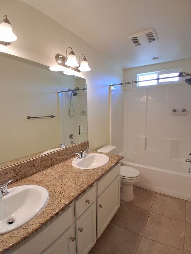 Building Photo - Beautiful 4 Bed / 3 Bath Home in Desirable Clovis Neighborhood