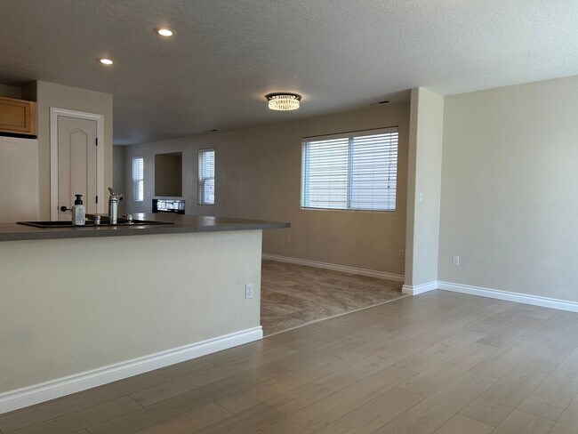 Building Photo - 4 bed, 2.5 ba - Golf Course living in Horn Rapids