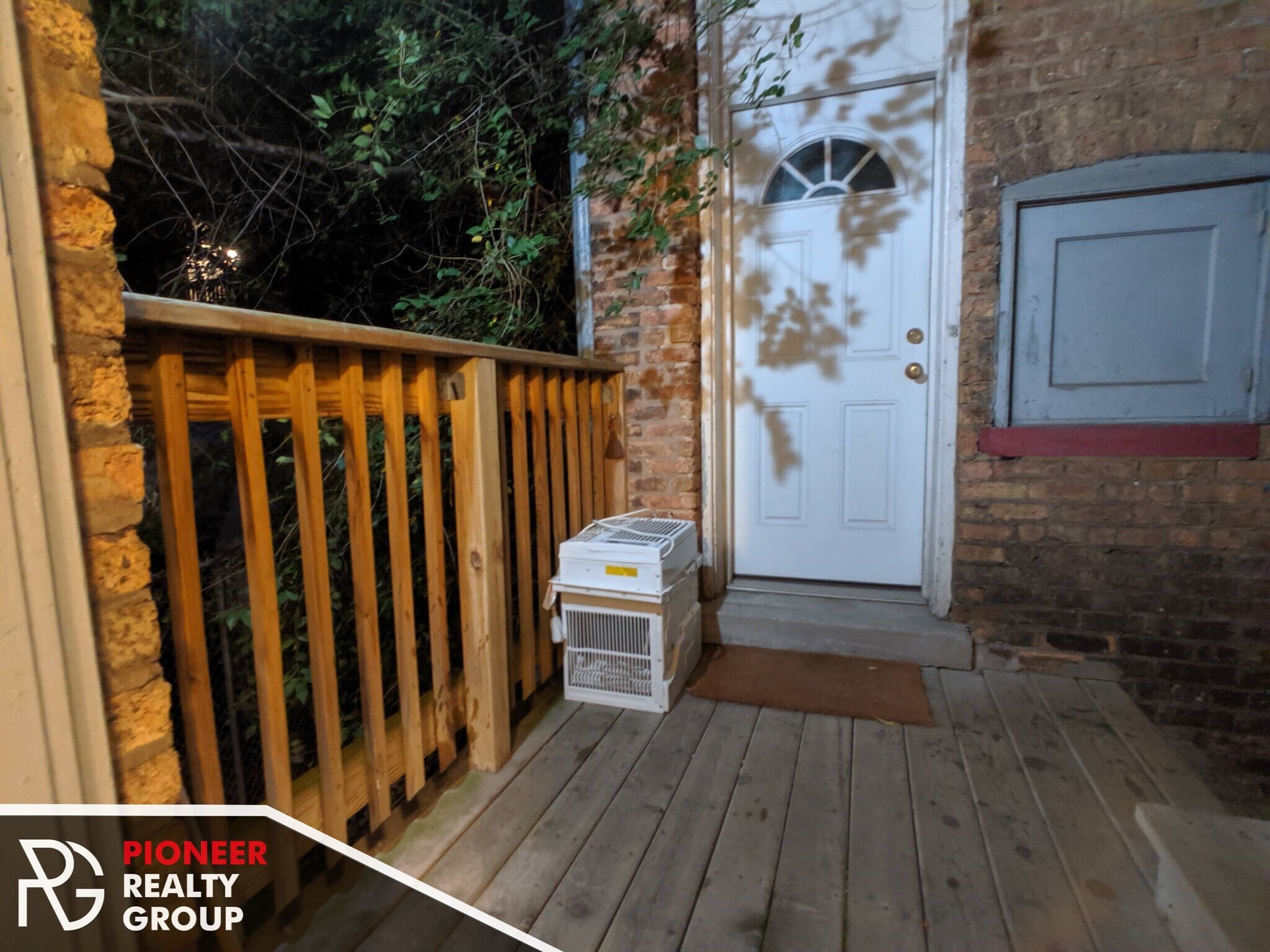 Building Photo - 533 W Aldine Ave