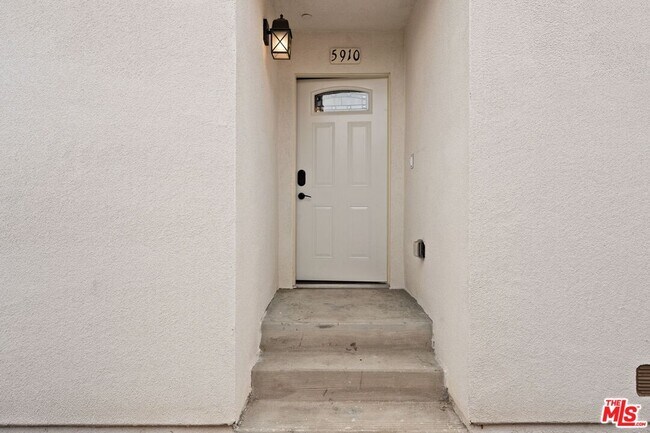 Building Photo - 5912 S Flower St